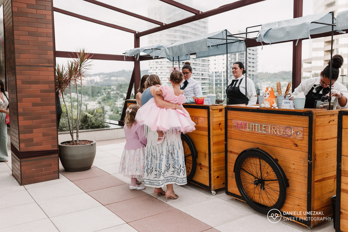 Festa de 3 anos da Manu em São Paulo com tema Sorveteria Bluey, decoração DoraArt&DecorFestas. Dani Umezaki registra a família desde o nascimento da irmã mais velha, com ensaios cheios de afeto e cor.