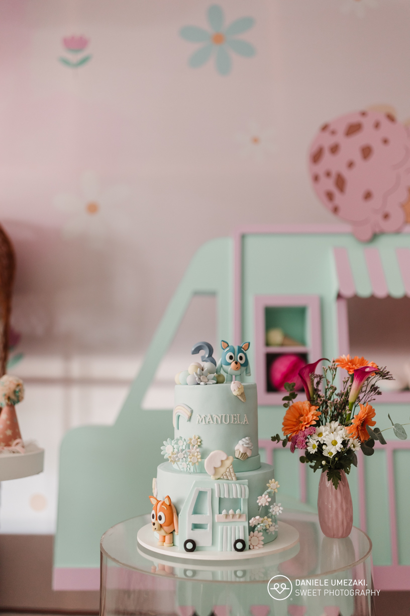 Festa de 3 anos da Manu em São Paulo com tema Sorveteria Bluey, decoração DoraArt&DecorFestas. Dani Umezaki registra a família desde o nascimento da irmã mais velha, com ensaios cheios de afeto e cor.