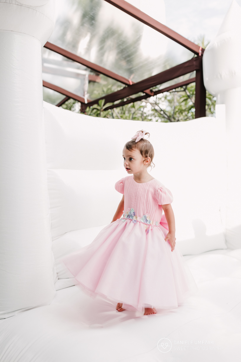 Festa de 3 anos da Manu em São Paulo com tema Sorveteria Bluey, decoração DoraArt&DecorFestas. Dani Umezaki registra a família desde o nascimento da irmã mais velha, com ensaios cheios de afeto e cor.