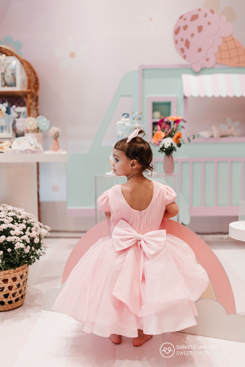 Festa de 3 anos da Manu em São Paulo com tema Sorveteria Bluey, decoração DoraArt&DecorFestas. Dani Umezaki registra a família desde o nasFesta de 3 anos da Manu em São Paulo com tema Sorvetericimento da irmã mais velha, com ensaios cheios de afeto e cor.