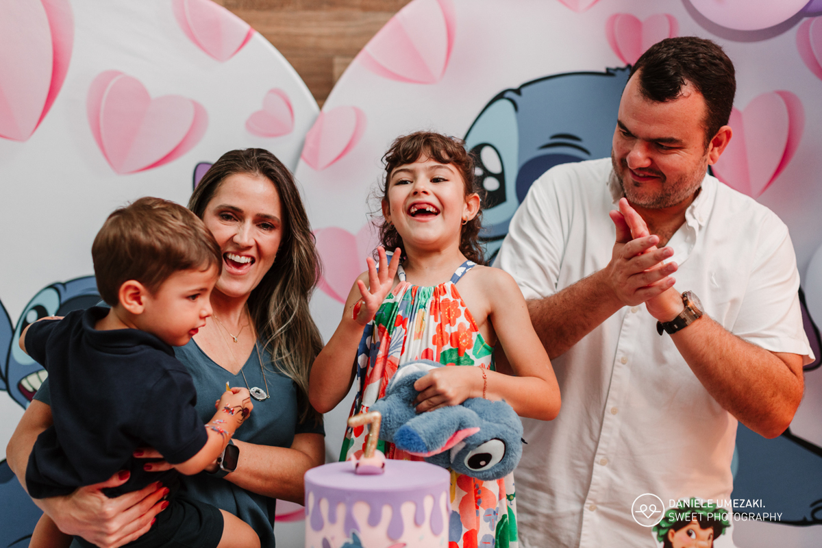 A festa aconteceu no salão do condomínio da família, em Mogi das Cruzes, com uma decoração linda no tema Stitch. Um cenário cheio de cores alegres, com direito a muitos sorrisos, brincadeiras e momentos que mereciam mesmo virar lembrança.