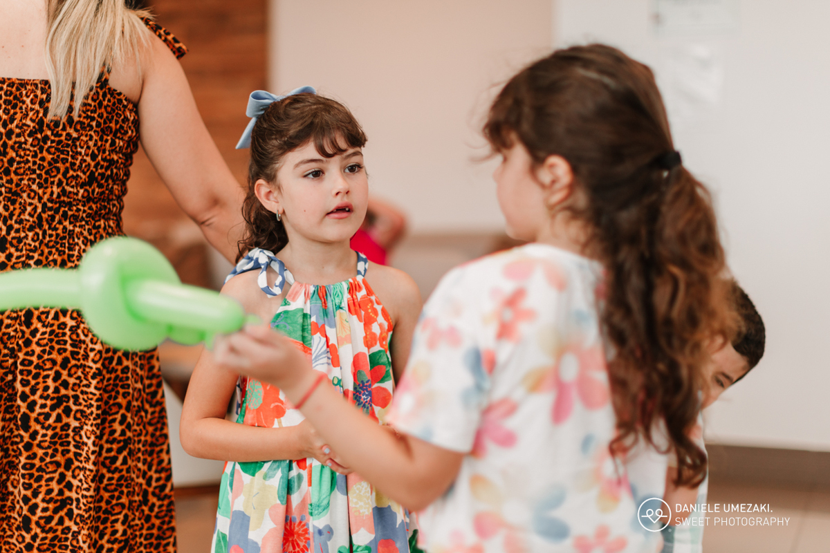 A festa aconteceu no salão do condomínio da família, em Mogi das Cruzes, com uma decoração linda no tema Stitch. Um cenário cheio de cores alegres, com direito a muitos sorrisos, brincadeiras e momentos que mereciam mesmo virar lembrança.
