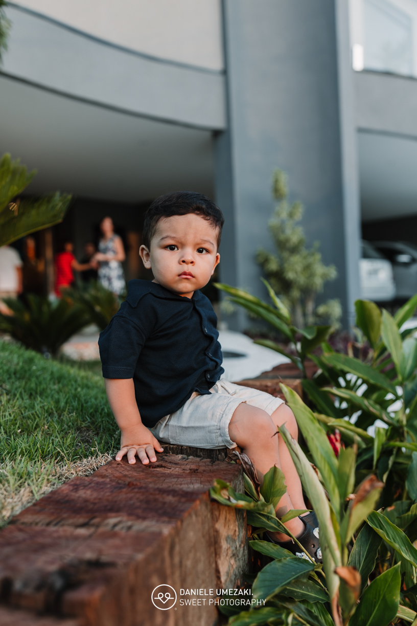 Aniversário de 2 anos do Daniel em Mogi das Cruzes, com decoração da Cerejeira Decora e bolo da Ju Hokama. Festa intimista e cheia de carinho registrada pela Dani Umezaki – Fotografia infantil e de família.