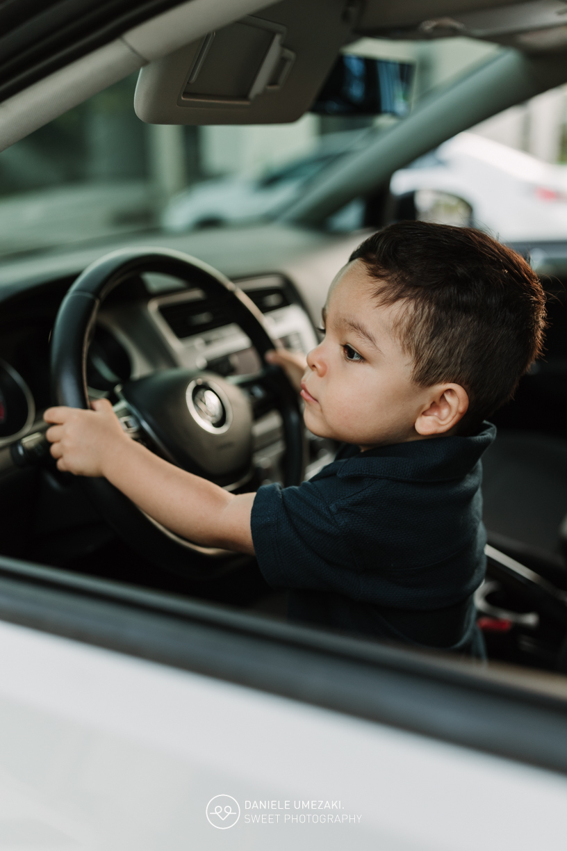 Aniversário de 2 anos do Daniel em Mogi das Cruzes, com decoração da Cerejeira Decora e bolo da Ju Hokama. Festa intimista e cheia de carinho registrada pela Dani Umezaki – Fotografia infantil e de família.