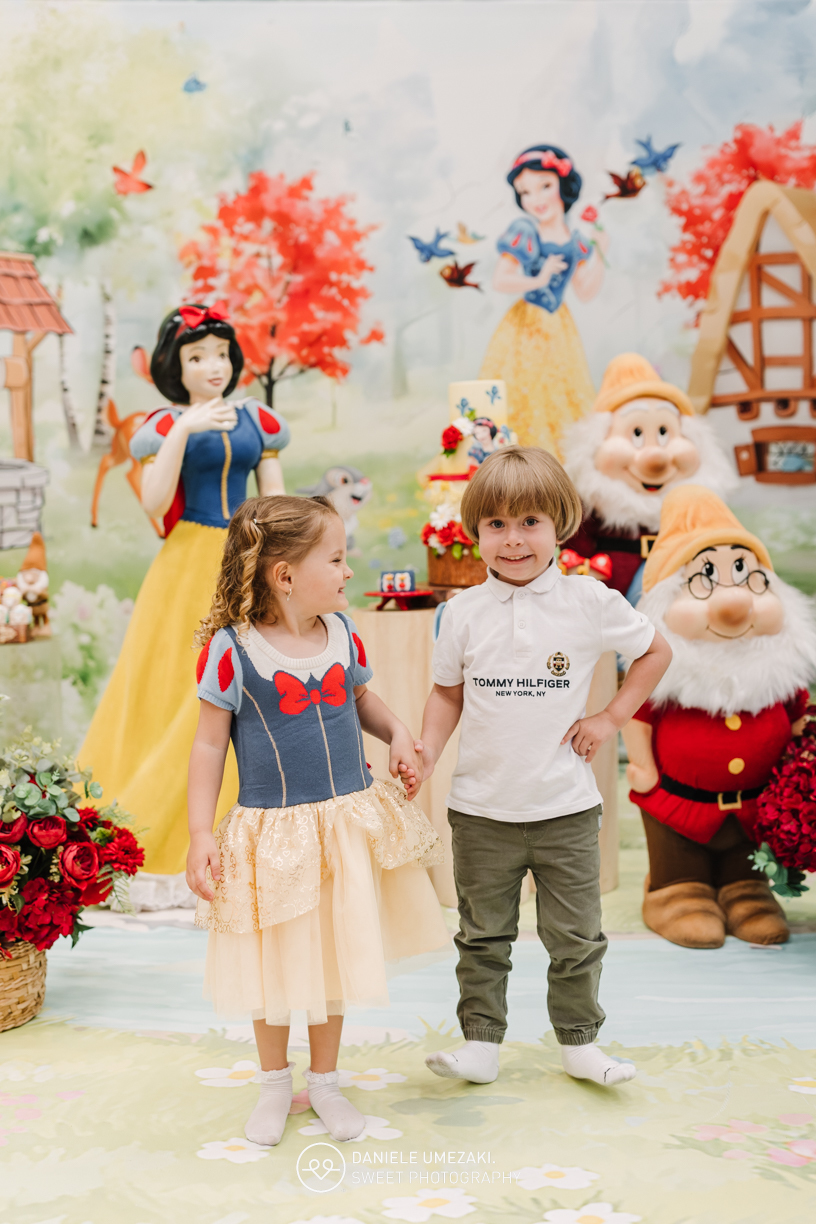 Fotografia de aniversário infantil em Mogi das Cruzes com o tema Branca de Neve. Festa linda da Ana Clara no Santa Arruaça, decorada pela Doce de Laço. Registro leve, natural e cheio de amor por Dani Umezaki Fotógrafa de família. fotografia de aniversário