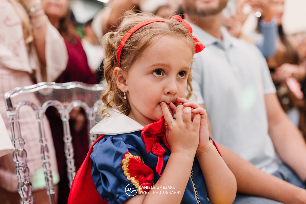 Fotografia de aniversário infantil em Mogi das Cruzes com o tema Branca de Neve. Festa linda da Ana Clara no Santa Arruaça, decorada pela Doce de Laço. Registro leve, natural e cheio de amor por Dani Umezaki Fotógrafa de família. fotografia de aniversário