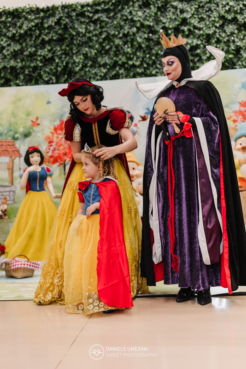 Fotografia de aniversário infantil em Mogi das Cruzes com o tema Branca de Neve. Festa linda da Ana Clara no Santa Arruaça, decorada pela Doce de Laço. Registro leve, natural e cheio de amor por Dani Umezaki Fotógrafa de família. fotografia de aniversário
