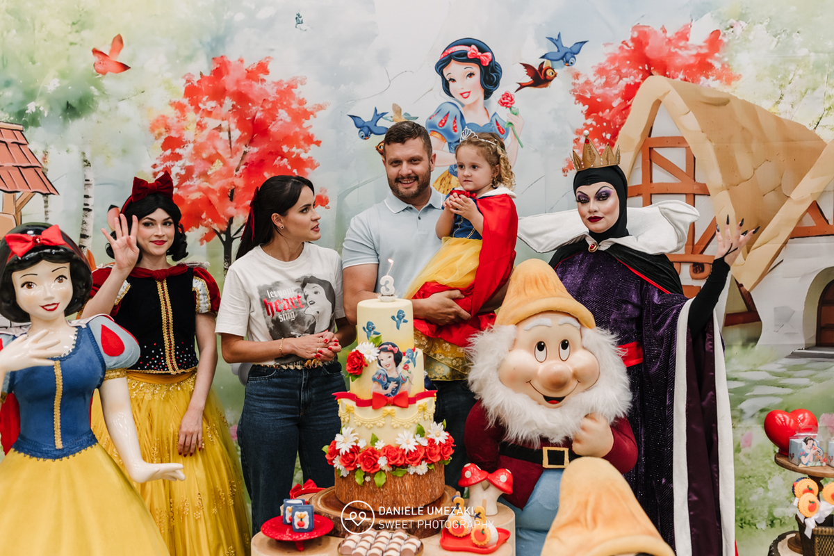 Fotografia de aniversário infantil em Mogi das Cruzes com o tema Branca de Neve. Festa linda da Ana Clara no Santa Arruaça, decorada pela Doce de Laço. Registro leve, natural e cheio de amor por Dani Umezaki Fotógrafa de família. fotografia de aniversário