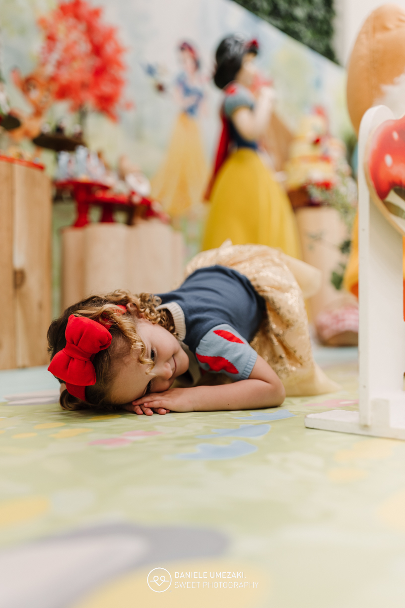 Fotografia de aniversário infantil em Mogi das Cruzes com o tema Branca de Neve. Festa linda da Ana Clara no Santa Arruaça, decorada pela Doce de Laço. Registro leve, natural e cheio de amor por Dani Umezaki Fotógrafa de família. fotografia de aniversário