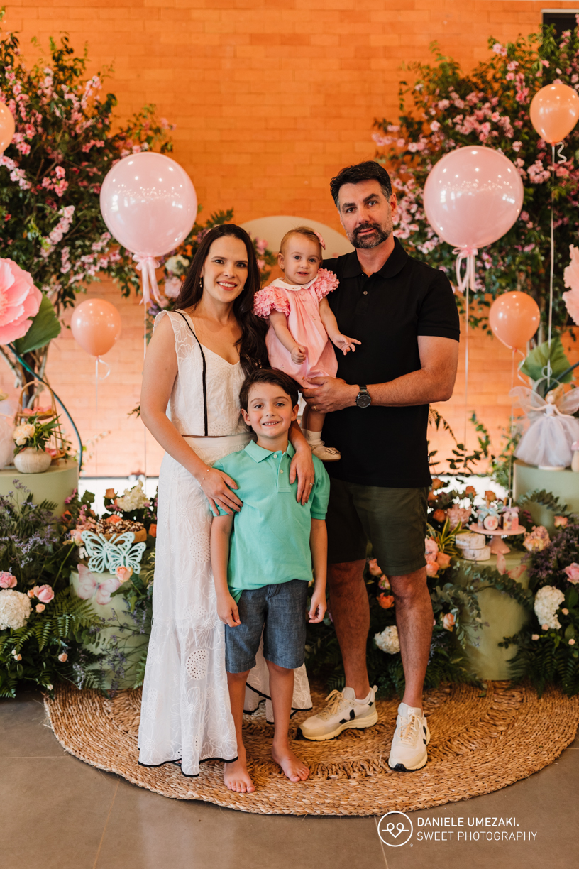 Fotografia de aniversário infantil em Mogi das Cruzes: 1 ano da Julia  no salão de festas do condomínio Aruã. Registros leves, espontâneos e cheios de afeto. fotografia de aniversário em mogi das cruzes, dani umezaki fotografiaFotografia de aniversário in