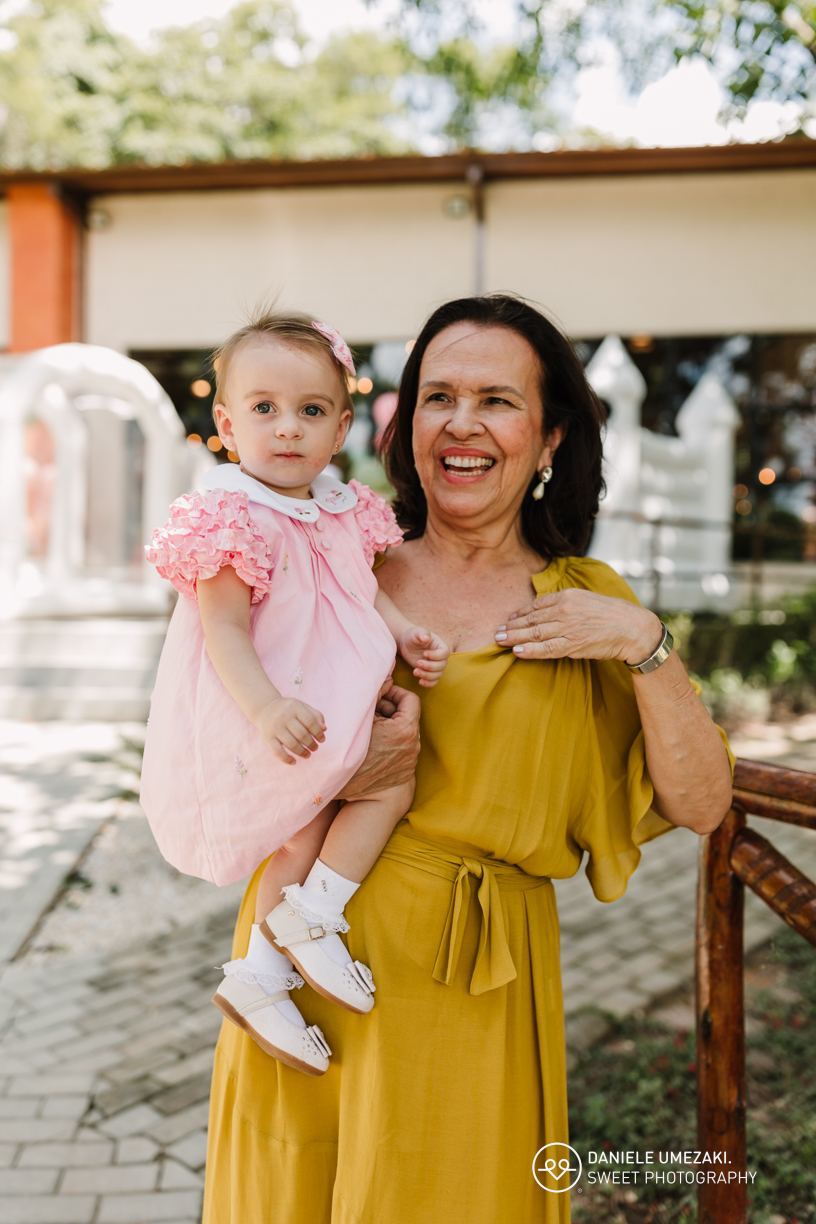 Fotografia de aniversário infantil em Mogi das Cruzes: 1 ano da Julia  no salão de festas do condomínio Aruã. Registros leves, espontâneos e cheios de afeto. fotografia de aniversário em mogi das cruzes, dani umezaki fotografia