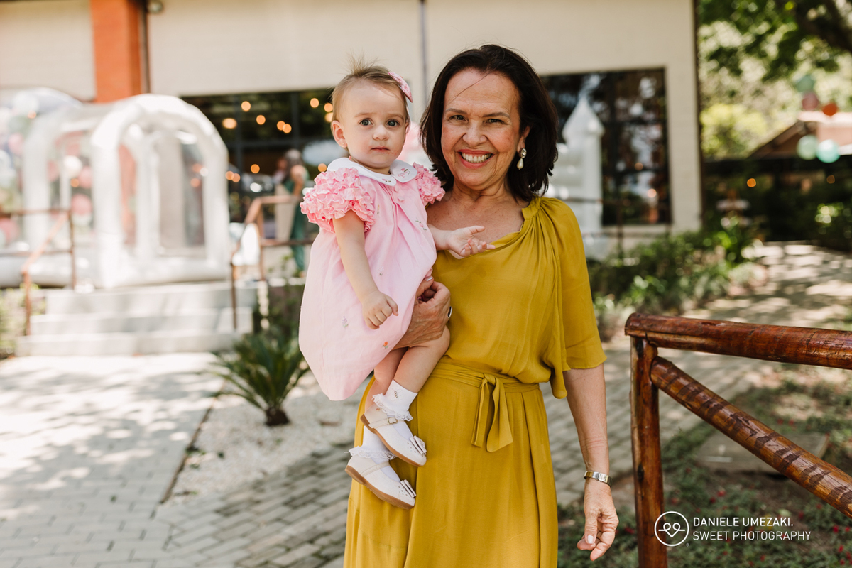 Fotografia de aniversário infantil em Mogi das Cruzes: 1 ano da Julia  no salão de festas do condomínio Aruã. Registros leves, espontâneos e cheios de afeto. fotografia de aniversário em mogi das cruzes, dani umezaki fotografia