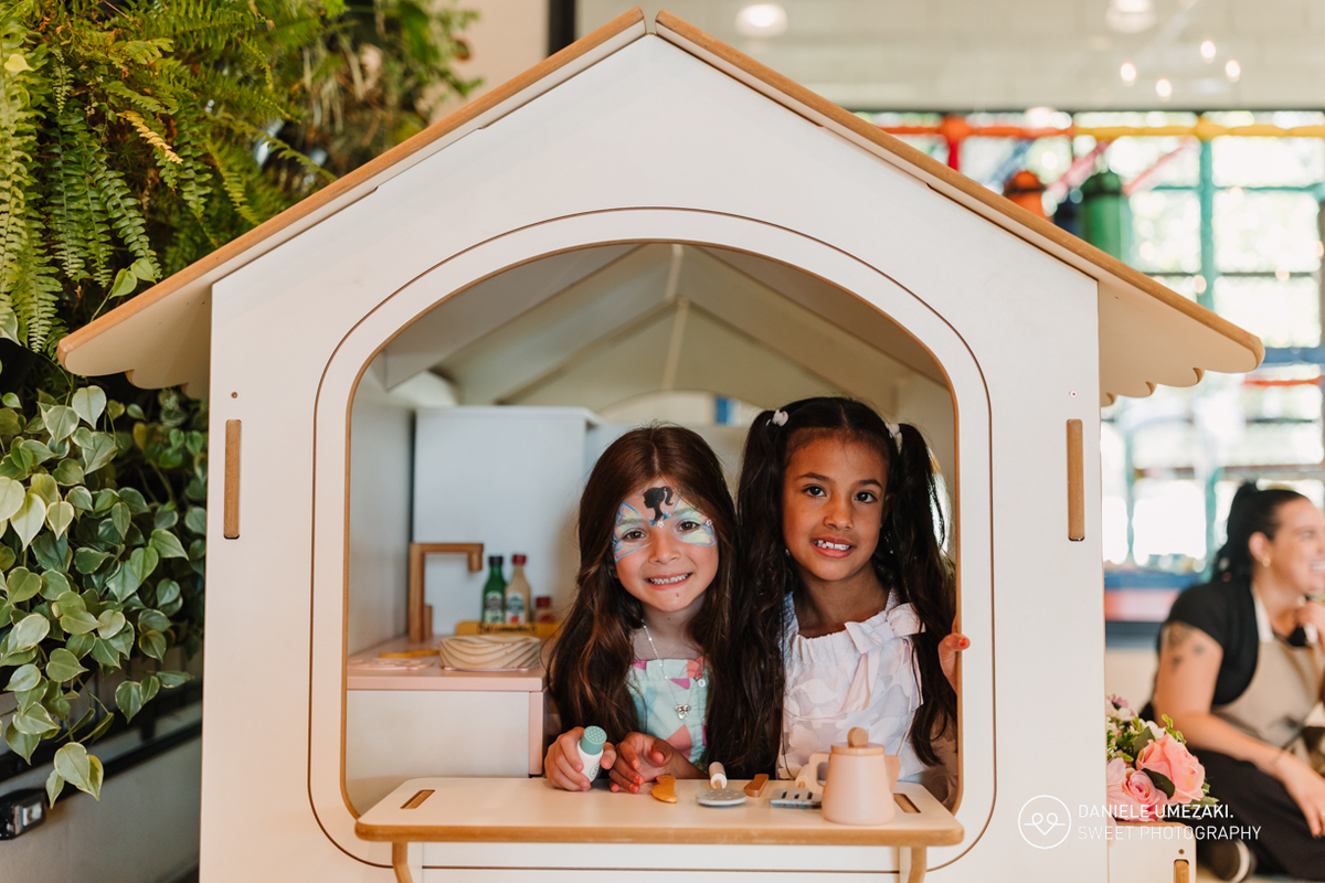 Fotografia de aniversário infantil em Mogi das Cruzes: 1 ano da Julia  no salão de festas do condomínio Aruã. Registros leves, espontâneos e cheios de afeto. fotografia de aniversário em mogi das cruzes, dani umezaki fotografia