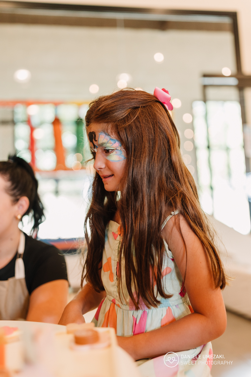 Fotografia de aniversário infantil em Mogi das Cruzes: 1 ano da Julia  no salão de festas do condomínio Aruã. Registros leves, espontâneos e cheios de afeto. fotografia de aniversário em mogi das cruzes, dani umezaki fotografia