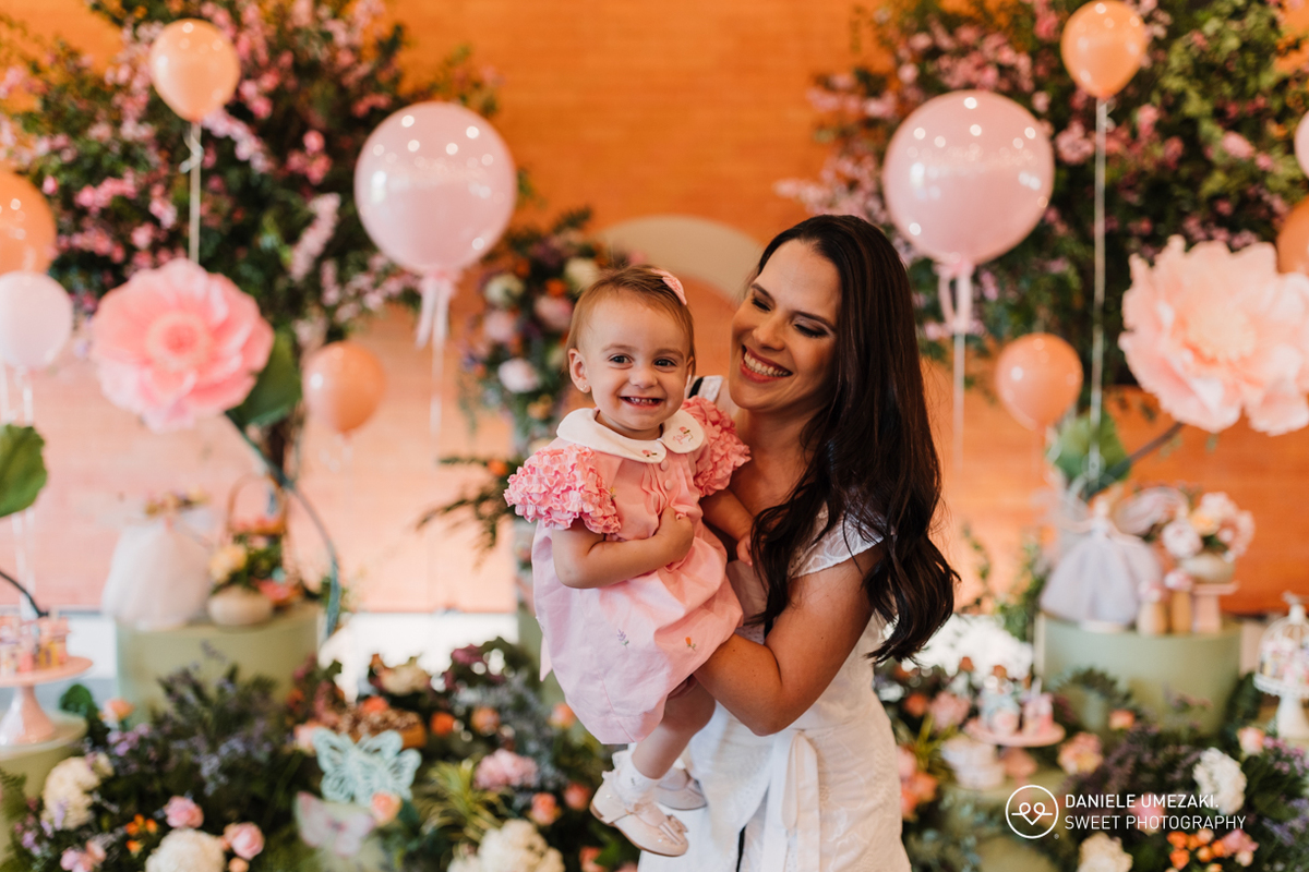 Fotografia de aniversário infantil em Mogi das Cruzes: 1 ano da Julia  no salão de festas do condomínio Aruã. Registros leves, espontâneos e cheios de afeto. fotografia de aniversário em mogi das cruzes, dani umezaki fotografia