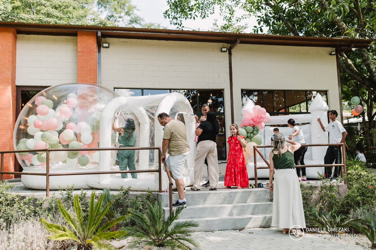 Fotografia de aniversário infantil em Mogi das Cruzes: 1 ano da Julia  no salão de festas do condomínio Aruã. Registros leves, espontâneos e cheios de afeto. fotografia de aniversário em mogi das cruzes, dani umezaki fotografia