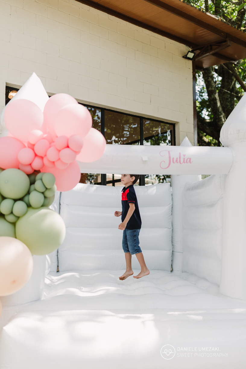 Fotografia de aniversário infantil em Mogi das Cruzes: 1 ano da Julia  no salão de festas do condomínio Aruã. Registros leves, espontâneos e cheios de afeto. fotografia de aniversário em mogi das cruzes, dani umezaki fotografia