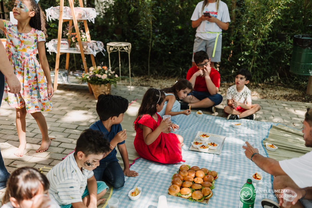 Fotografia de aniversário infantil em Mogi das Cruzes: 1 ano da Julia  no salão de festas do condomínio Aruã. Registros leves, espontâneos e cheios de afeto. fotografia de aniversário em mogi das cruzes, dani umezaki fotografia