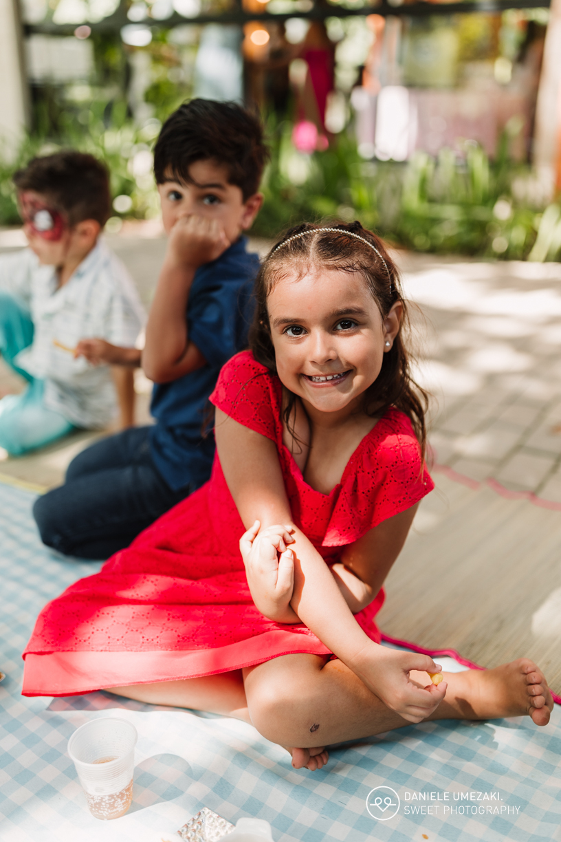 Fotografia de aniversário infantil em Mogi das Cruzes: 1 ano da Julia  no salão de festas do condomínio Aruã. Registros leves, espontâneos e cheios de afeto. fotografia de aniversário em mogi das cruzes, dani umezaki fotografia