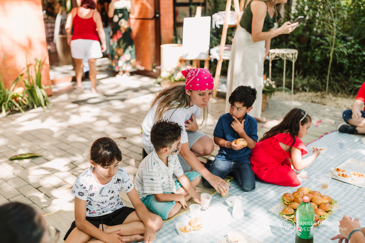 Fotografia de aniversário infantil em Mogi das Cruzes: 1 ano da Julia  no salão de festas do condomínio Aruã. Registros leves, espontâneos e cheios de afeto. fotografia de aniversário em mogi das cruzes, dani umezaki fotografia