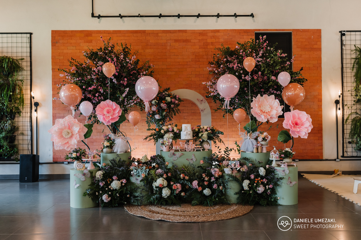 Fotografia de aniversário infantil em Mogi das Cruzes: 1 ano da Julia com decoração da Cerejeira Decora no salão de festas do condomínio Aruã. Registros leves, espontâneos e cheios de afeto. fotografia de aniversário em mogi das cruzes, dani umezaki foto