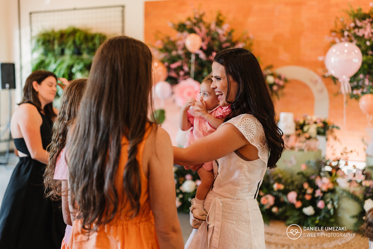Fotografia de aniversário infantil em Mogi das Cruzes: 1 ano da Julia  no salão de festas do condomínio Aruã. Registros leves, espontâneos e cheios de afeto. fotografia de aniversário em mogi das cruzes, dani umezaki fotografia