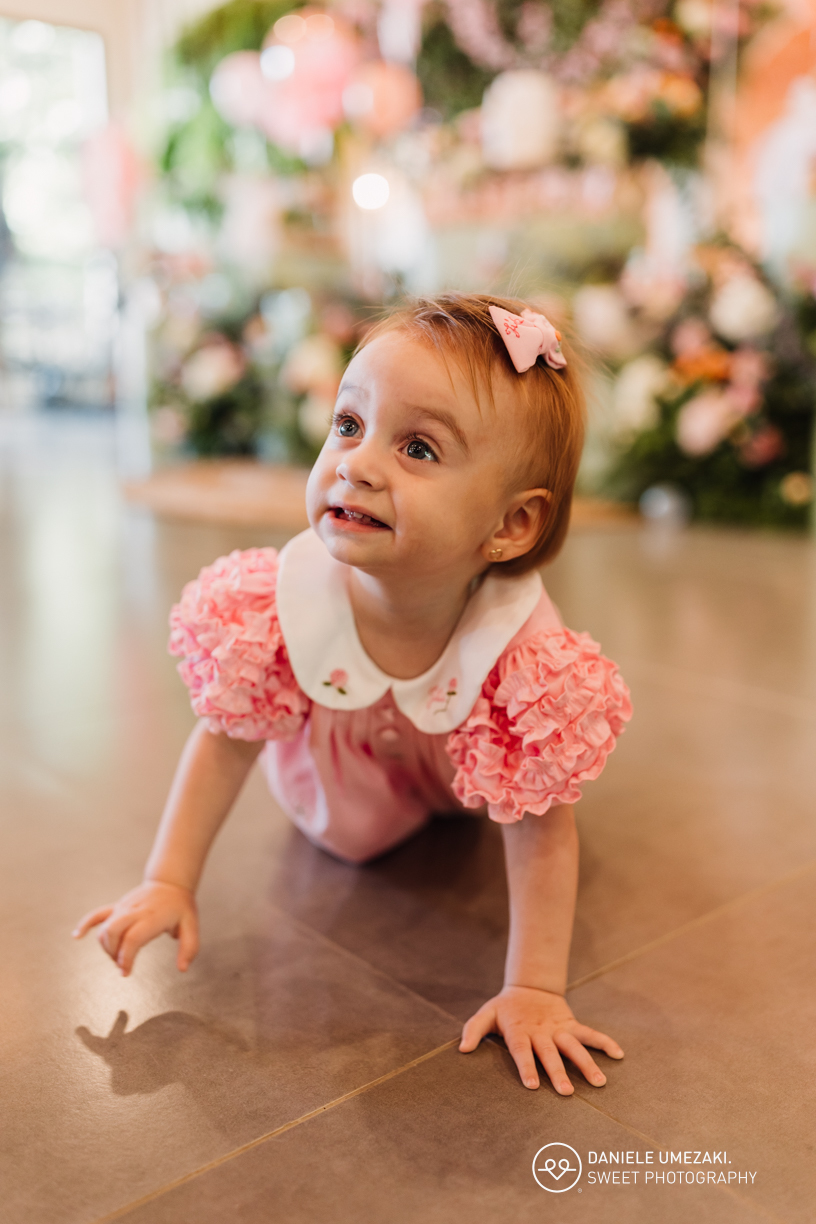 Fotografia de aniversário infantil em Mogi das Cruzes: 1 ano da Julia  no salão de festas do condomínio Aruã. Registros leves, espontâneos e cheios de afeto. fotografia de aniversário em mogi das cruzes, dani umezaki fotografia