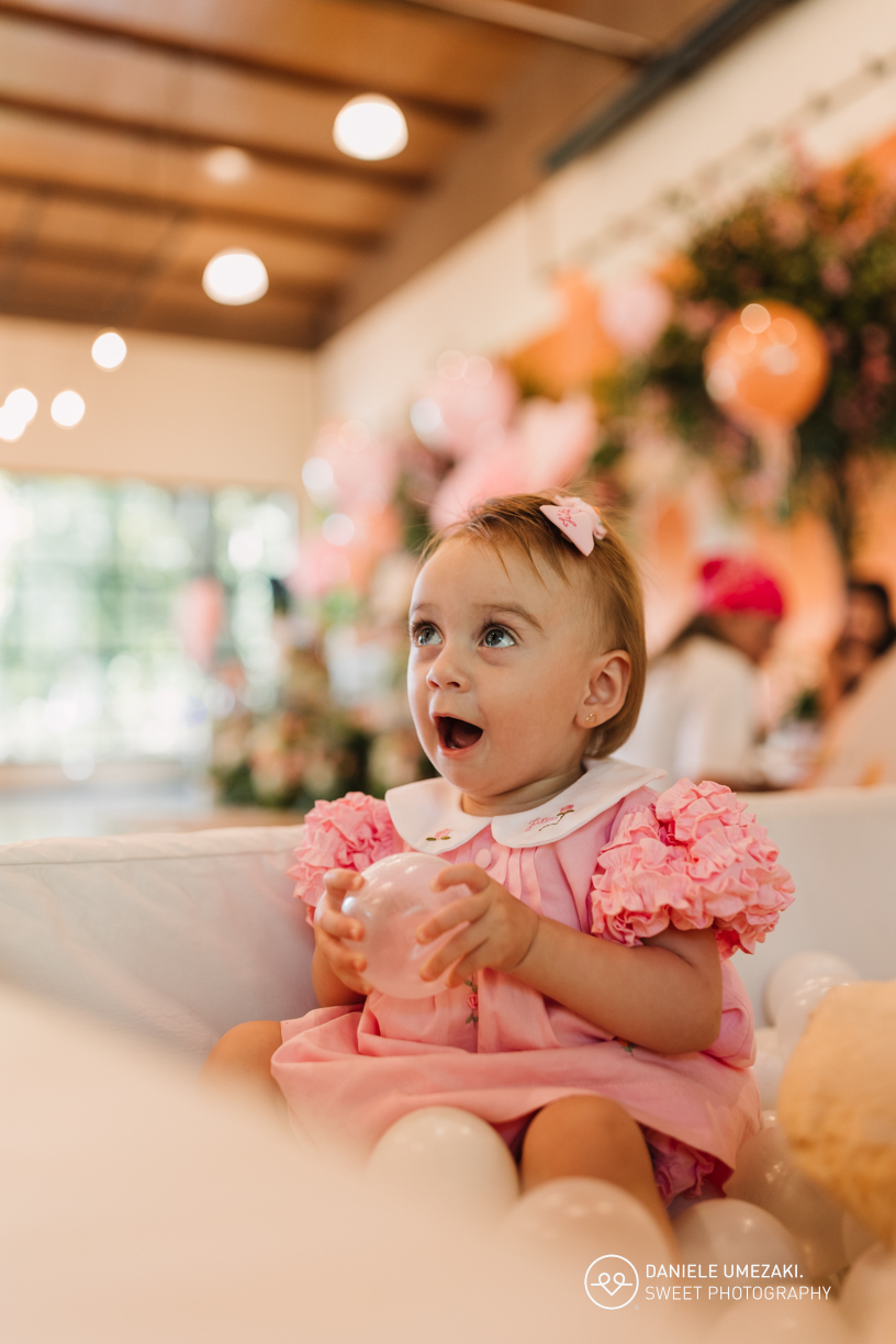 Fotografia de aniversário infantil em Mogi das Cruzes: 1 ano da Julia  no salão de festas do condomínio Aruã. Registros leves, espontâneos e cheios de afeto. fotografia de aniversário em mogi das cruzes, dani umezaki fotografia