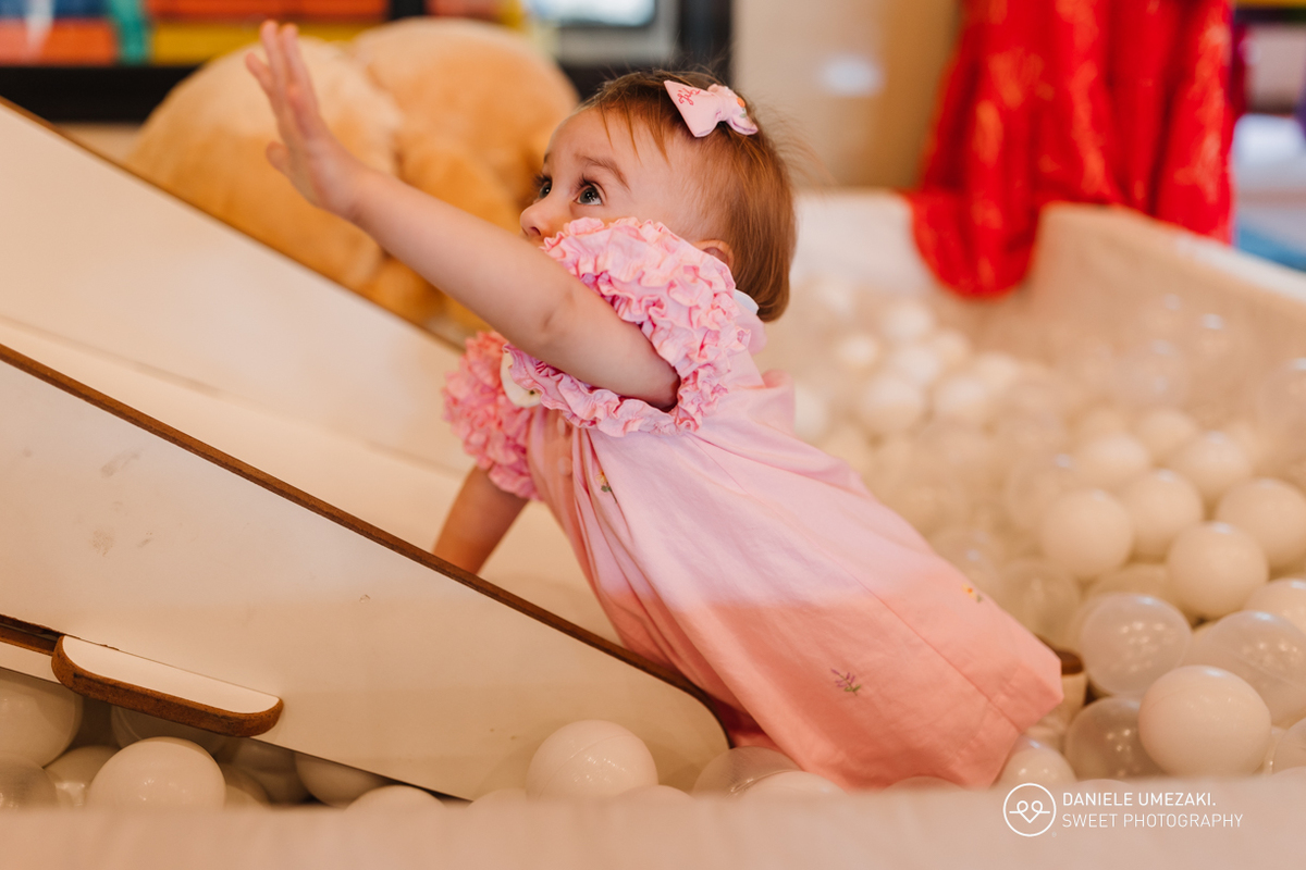 Fotografia de aniversário infantil em Mogi das Cruzes: 1 ano da Julia  no salão de festas do condomínio Aruã. Registros leves, espontâneos e cheios de afeto. fotografia de aniversário em mogi das cruzes, dani umezaki fotografia