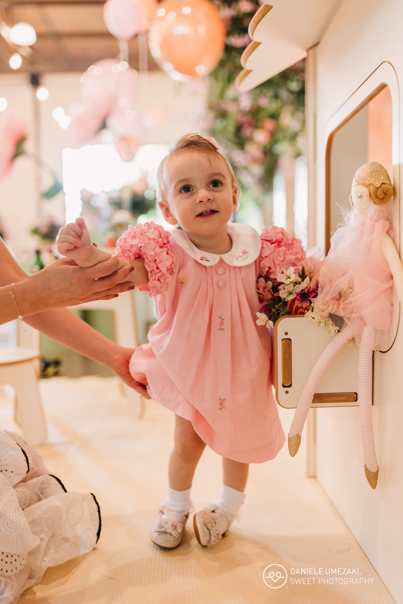 Fotografia de aniversário infantil em Mogi das Cruzes: 1 ano da Julia  no salão de festas do condomínio Aruã. Registros leves, espontâneos e cheios de afeto. fotografia de aniversário em mogi das cruzes, dani umezaki fotografia