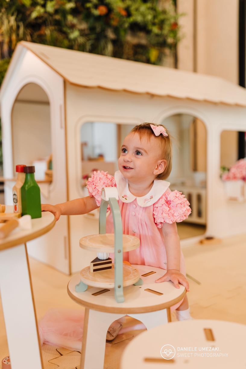Fotografia de aniversário infantil em Mogi das Cruzes: 1 ano da Julia  no salão de festas do condomínio Aruã. Registros leves, espontâneos e cheios de afeto. fotografia de aniversário em mogi das cruzes, dani umezaki fotografia