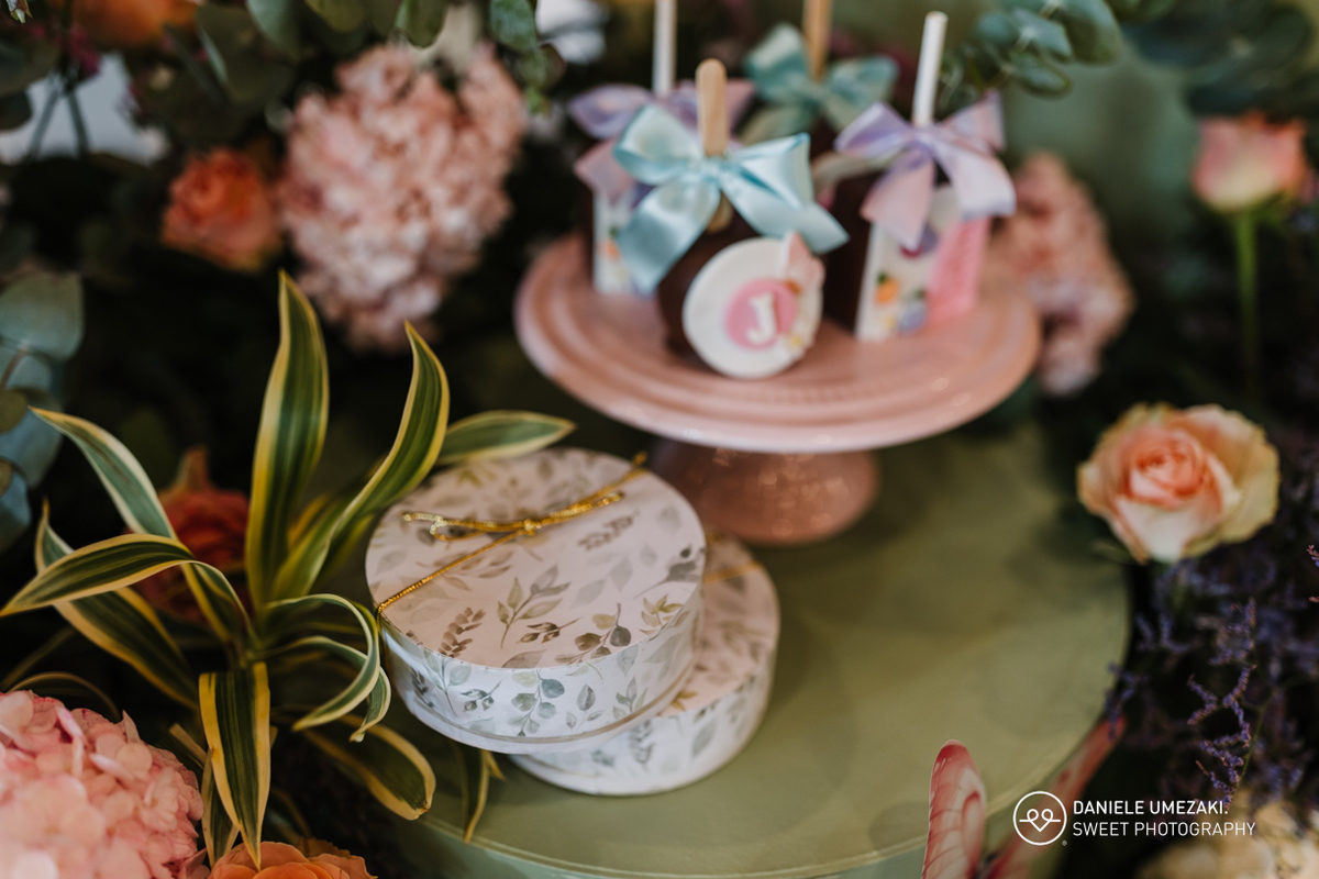 Fotografia de aniversário infantil em Mogi das Cruzes: 1 ano da Julia  no salão de festas do condomínio Aruã. Registros leves, espontâneos e cheios de afeto. fotografia de aniversário em mogi das cruzes, dani umezaki fotografia