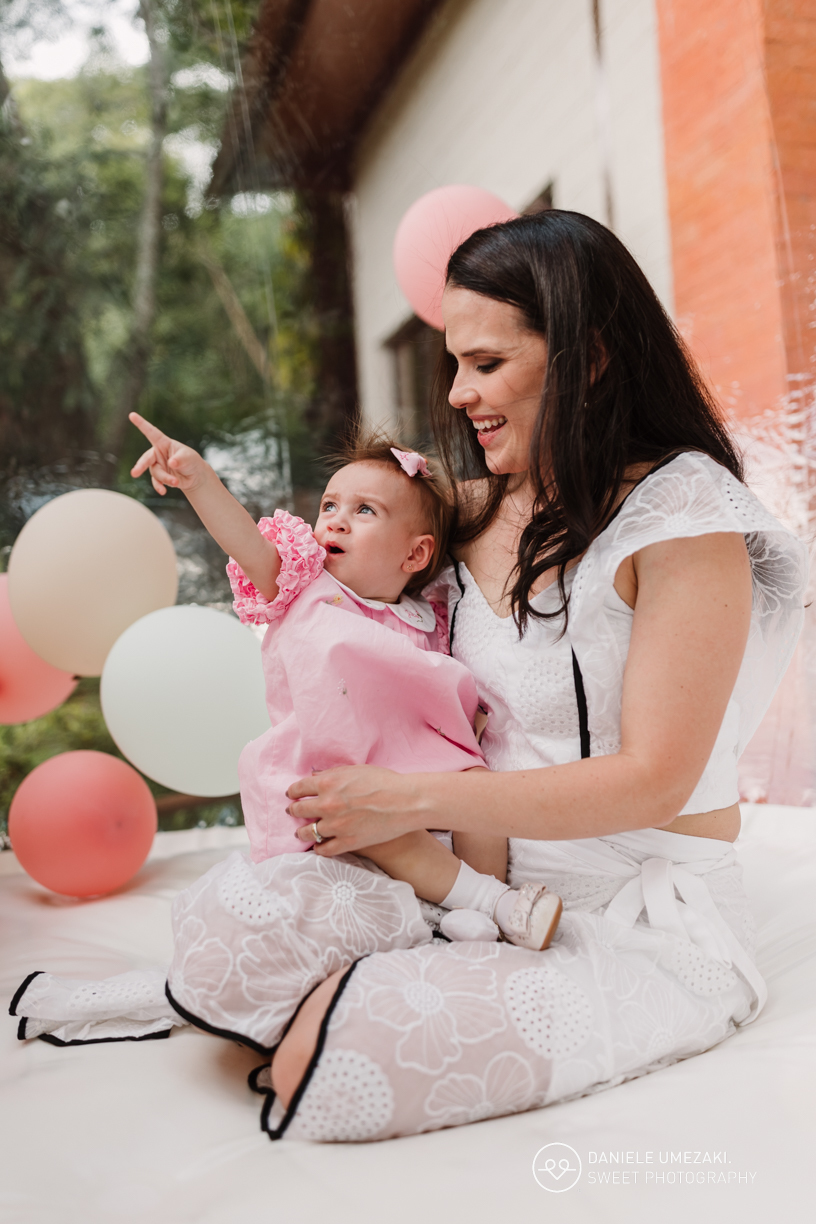 Fotografia de aniversário infantil em Mogi das Cruzes: 1 ano da Julia  no salão de festas do condomínio Aruã. Registros leves, espontâneos e cheios de afeto. fotografia de aniversário em mogi das cruzes, dani umezaki fotografia