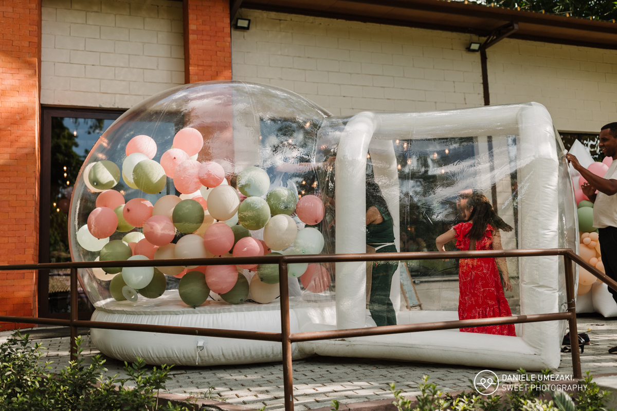 Fotografia de aniversário infantil em Mogi das Cruzes: 1 ano da Julia  no salão de festas do condomínio Aruã. Registros leves, espontâneos e cheios de afeto. fotografia de aniversário em mogi das cruzes, dani umezaki fotografia