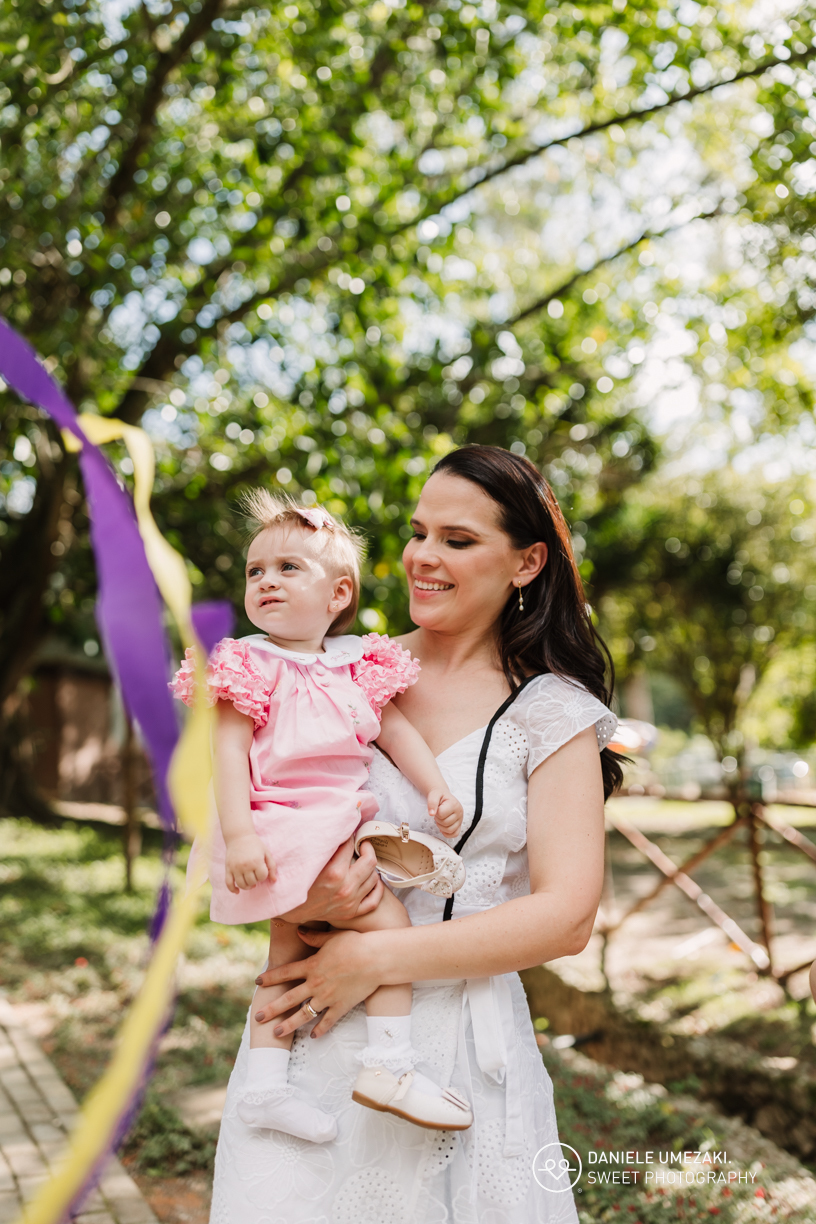 Fotografia de aniversário infantil em Mogi das Cruzes: 1 ano da Julia  no salão de festas do condomínio Aruã. Registros leves, espontâneos e cheios de afeto. fotografia de aniversário em mogi das cruzes, dani umezaki fotografia