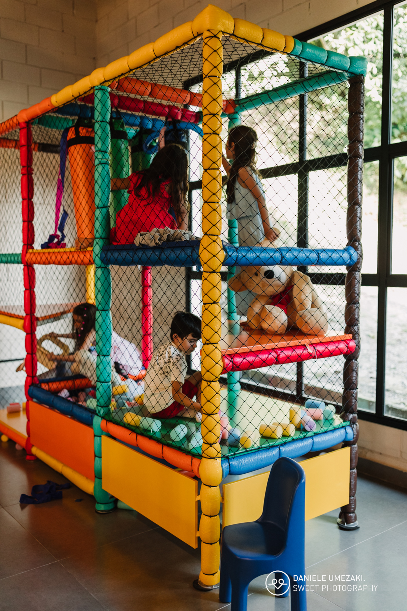 Fotografia de aniversário infantil em Mogi das Cruzes: 1 ano da Julia  no salão de festas do condomínio Aruã. Registros leves, espontâneos e cheios de afeto. fotografia de aniversário em mogi das cruzes, dani umezaki fotografia
