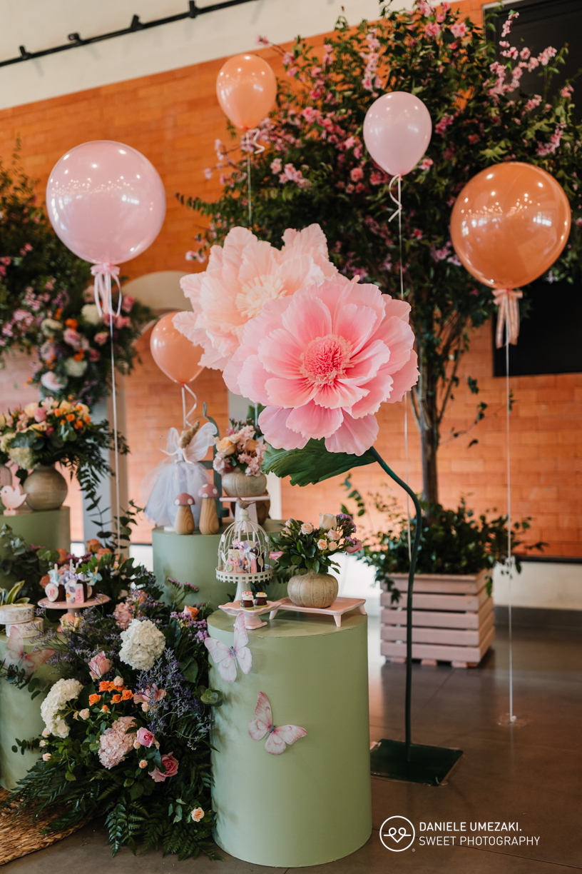 Fotografia de aniversário infantil em Mogi das Cruzes: 1 ano da Julia  no salão de festas do condomínio Aruã. Registros leves, espontâneos e cheios de afeto. fotografia de aniversário em mogi das cruzes, dani umezaki fotografia
