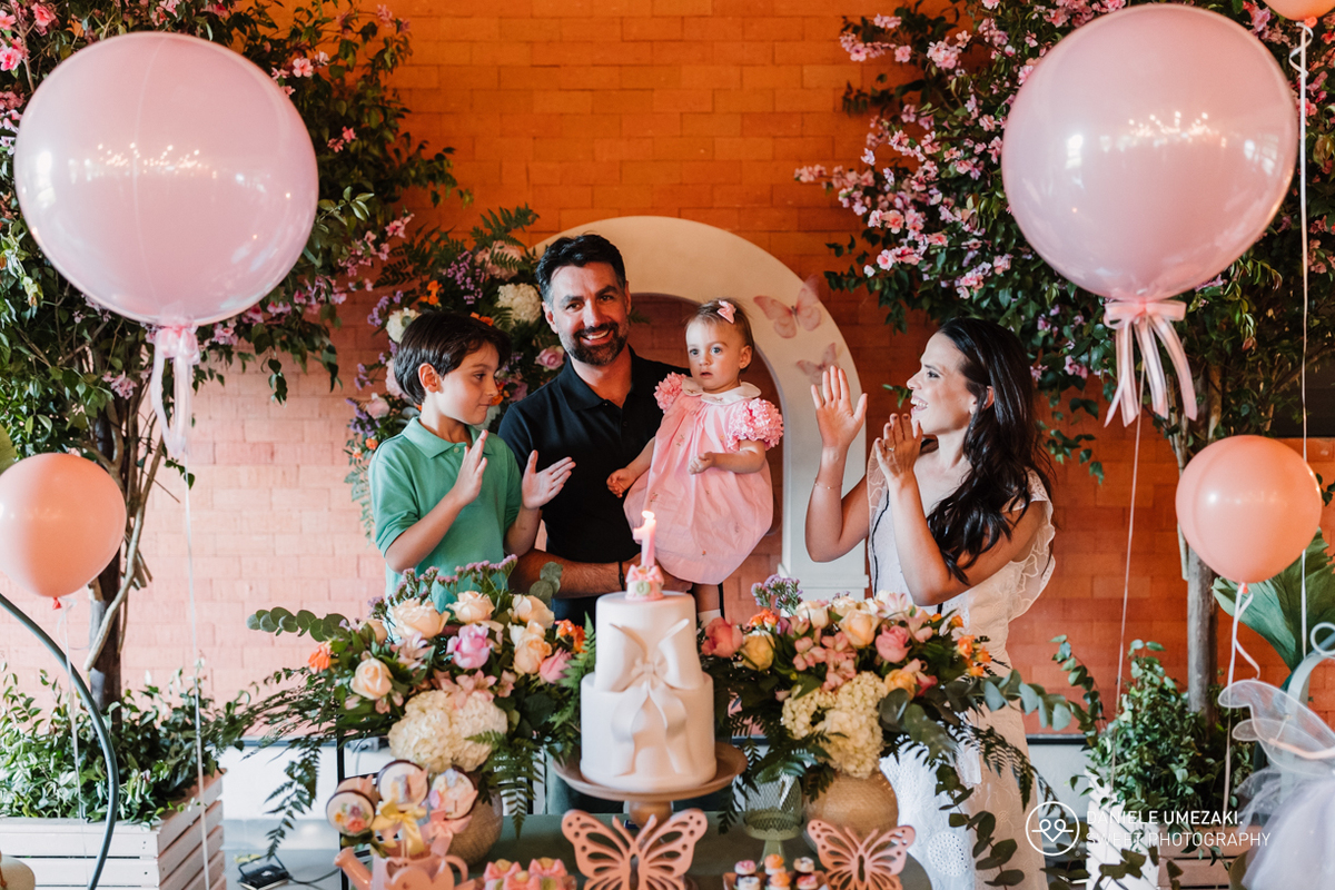 Fotografia de aniversário infantil em Mogi das Cruzes: 1 ano da Julia  no salão de festas do condomínio Aruã. Registros leves, espontâneos e cheios de afeto. fotografia de aniversário em mogi das cruzes, dani umezaki fotografia