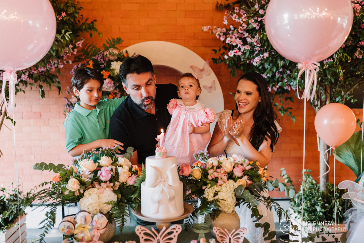 Fotografia de aniversário infantil em Mogi das Cruzes: 1 ano da Julia  no salão de festas do condomínio Aruã. Registros leves, espontâneos e cheios de afeto. fotografia de aniversário em mogi das cruzes, dani umezaki fotografia