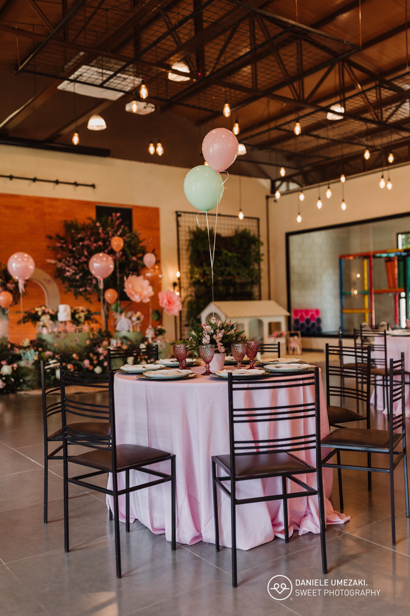 Fotografia de aniversário infantil em Mogi das Cruzes: 1 ano da Julia  no salão de festas do condomínio Aruã. Registros leves, espontâneos e cheios de afeto. fotografia de aniversário em mogi das cruzes, dani umezaki fotografia