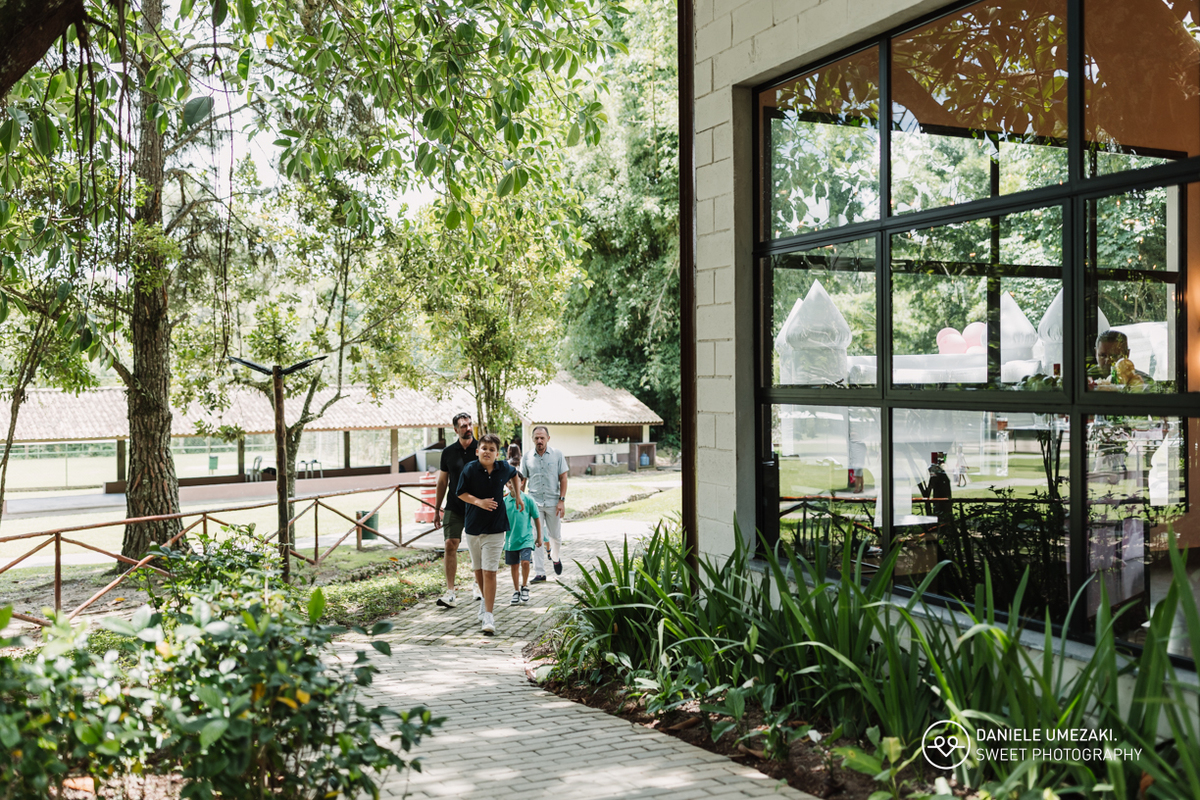 Fotografia de aniversário infantil em Mogi das Cruzes: 1 ano da Julia  no salão de festas do condomínio Aruã. Registros leves, espontâneos e cheios de afeto. fotografia de aniversário em mogi das cruzes, dani umezaki fotografia