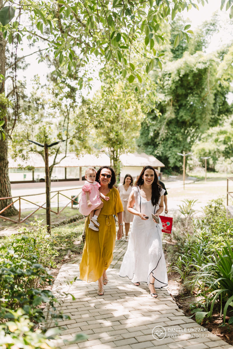 Fotografia de aniversário infantil em Mogi das Cruzes: 1 ano da Julia  no salão de festas do condomínio Aruã. Registros leves, espontâneos e cheios de afeto. fotografia de aniversário em mogi das cruzes, dani umezaki fotografia