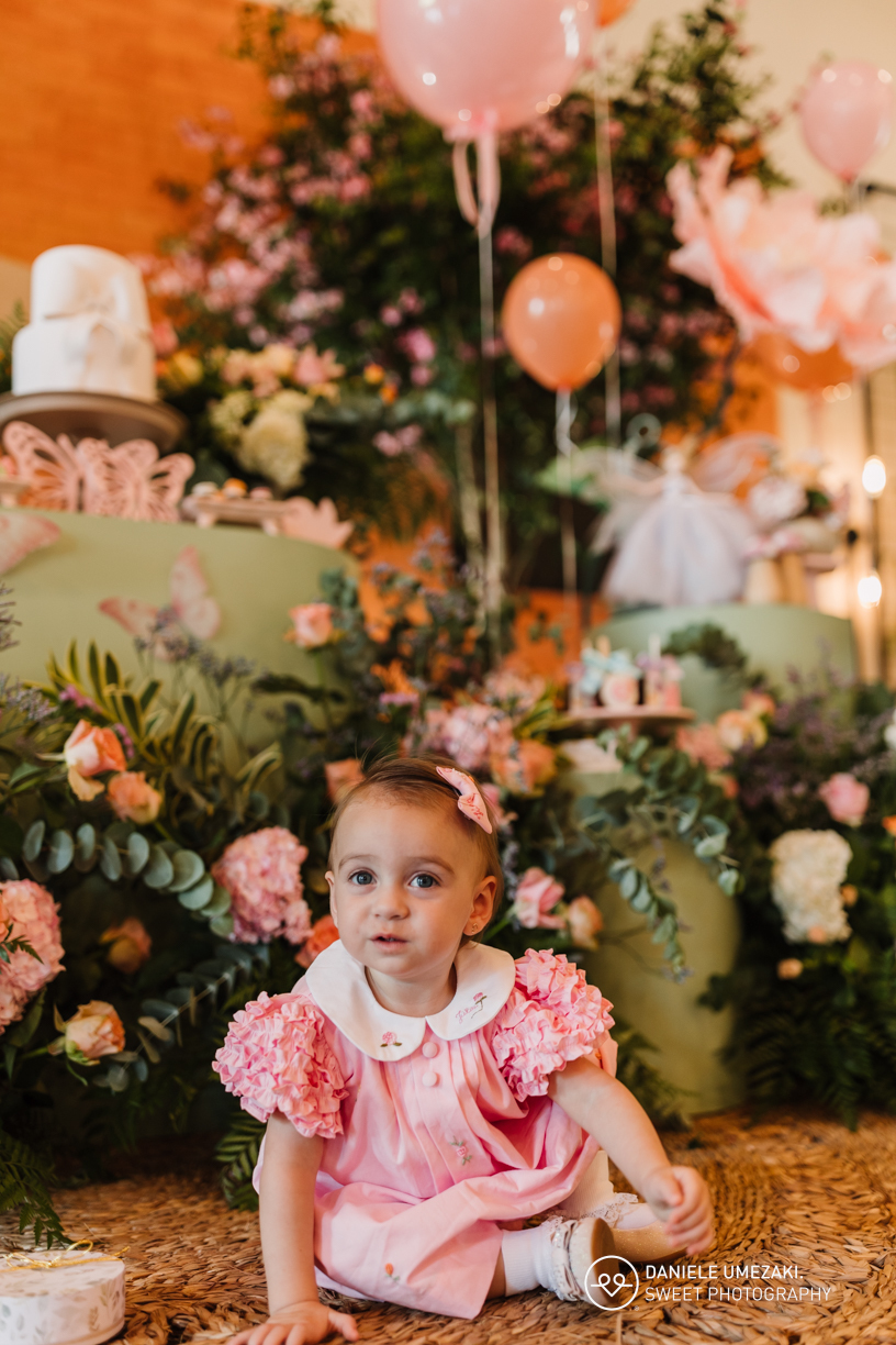 Fotografia de aniversário infantil em Mogi das Cruzes: 1 ano da Julia  no salão de festas do condomínio Aruã. Registros leves, espontâneos e cheios de afeto. fotografia de aniversário em mogi das cruzes, dani umezaki fotografia