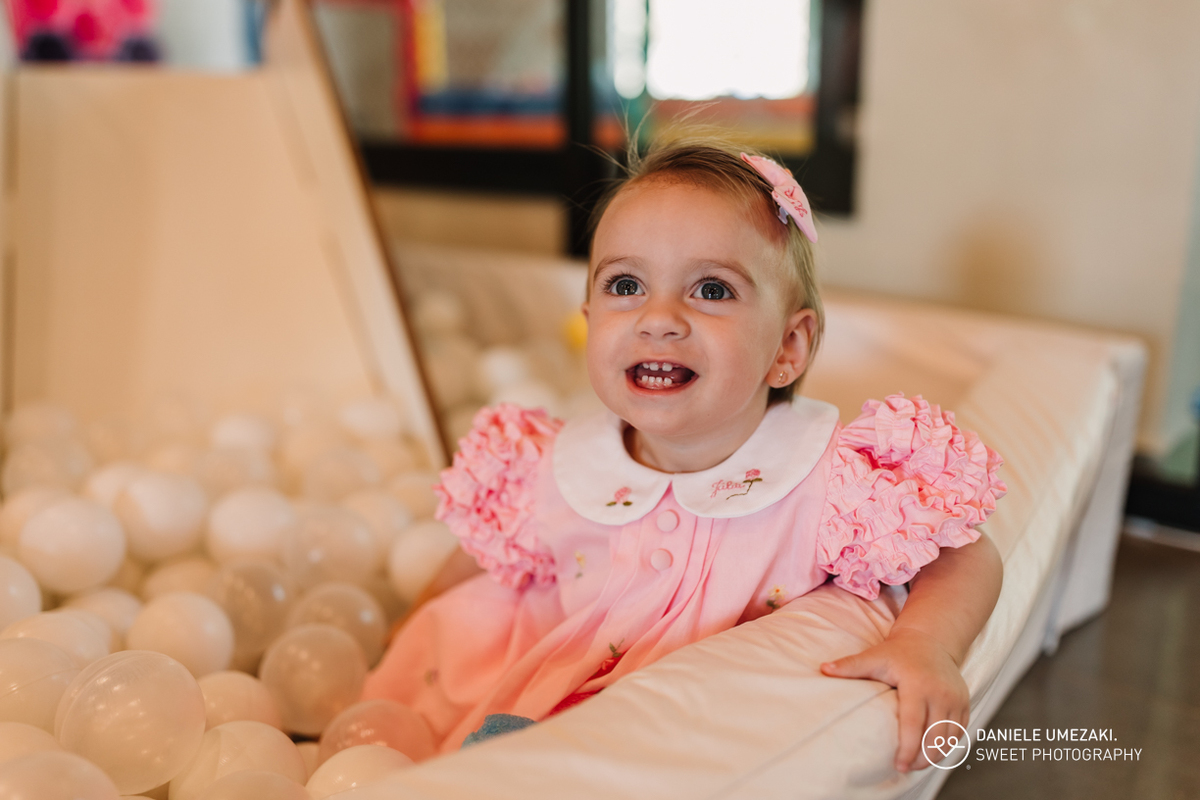 Fotografia de aniversário infantil em Mogi das Cruzes: 1 ano da Julia  no salão de festas do condomínio Aruã. Registros leves, espontâneos e cheios de afeto. fotografia de aniversário em mogi das cruzes, dani umezaki fotografia