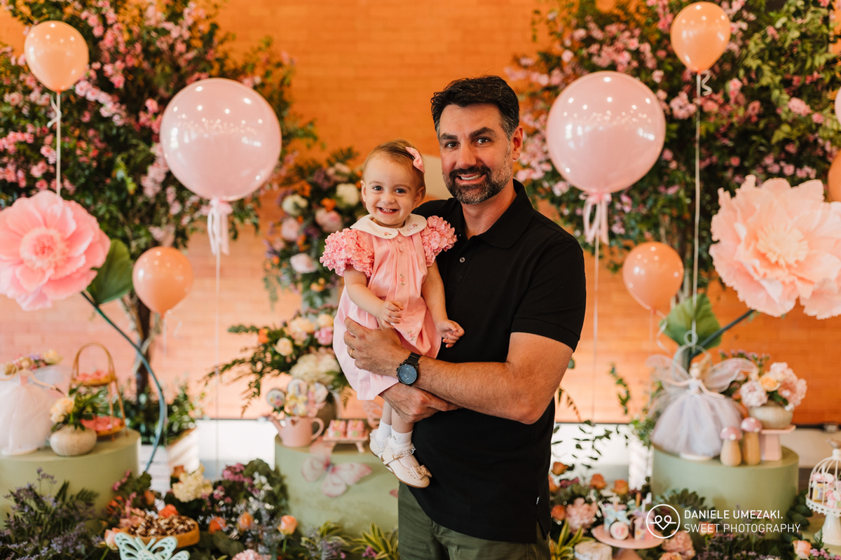 Fotografia de aniversário infantil em Mogi das Cruzes: 1 ano da Julia  no salão de festas do condomínio Aruã. Registros leves, espontâneos e cheios de afeto. fotografia de aniversário em mogi das cruzes, dani umezaki fotografia