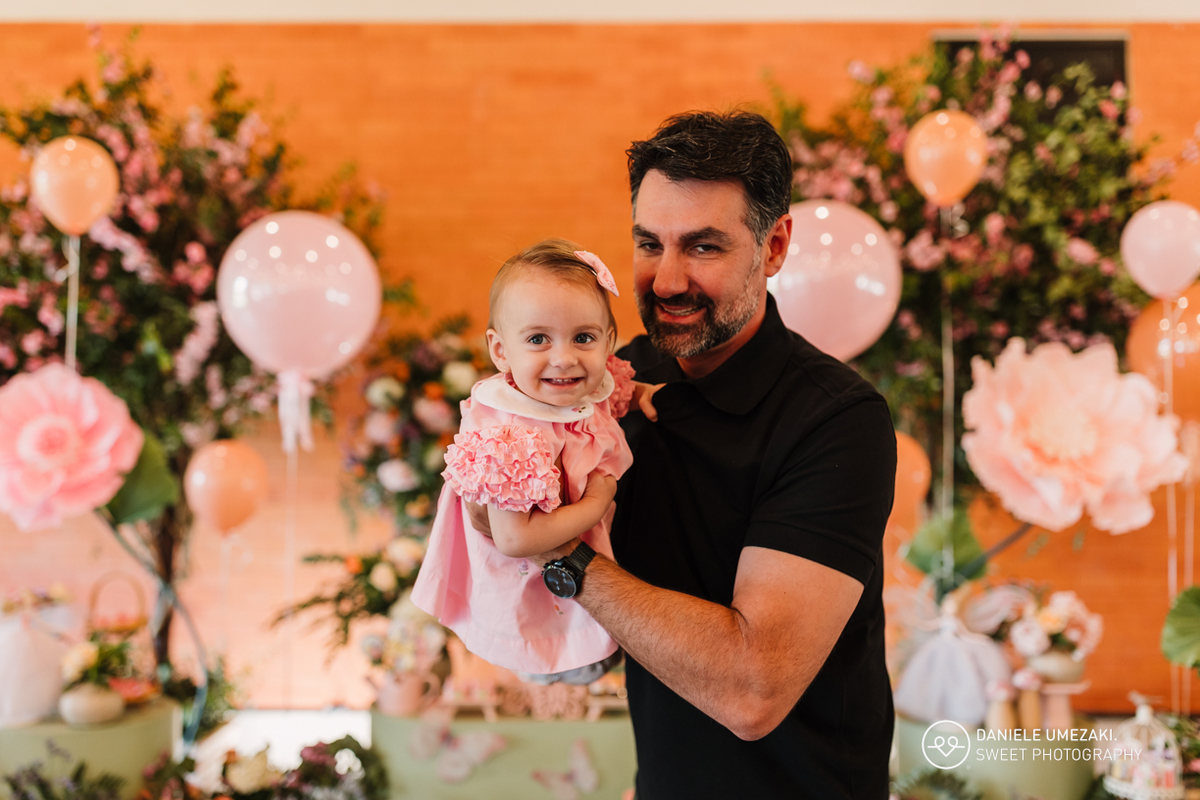 Fotografia de aniversário infantil em Mogi das Cruzes: 1 ano da Julia  no salão de festas do condomínio Aruã. Registros leves, espontâneos e cheios de afeto. fotografia de aniversário em mogi das cruzes, dani umezaki fotografia