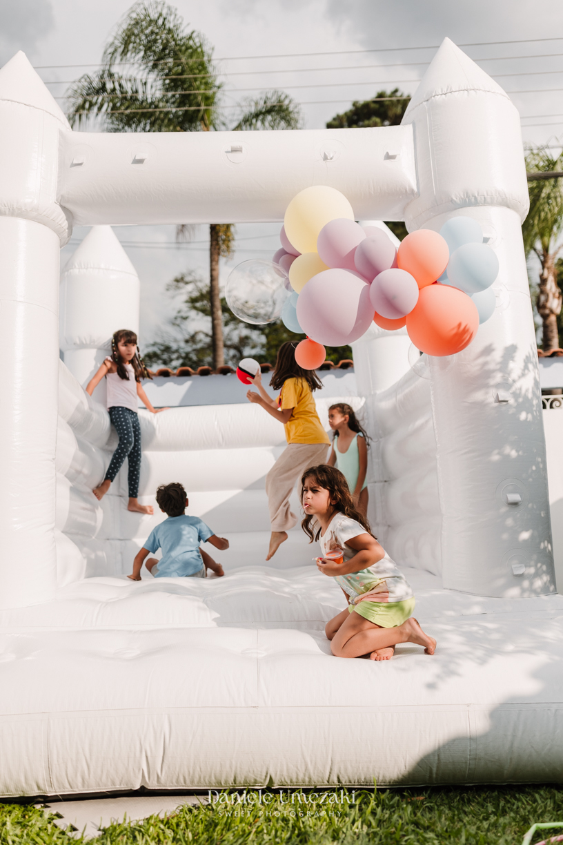 Fotografia de aniversário em Mogi das Cruzes: 7 anos da Sofia, com tema Pool Party Pokémon no Espaço Cerejeira em Poá. Decoração feita pela mãe, Ju da Cerejeira Decora. Festa cheia de alegria e diversão fotografia de aniversário em mogi das cruzes  SP