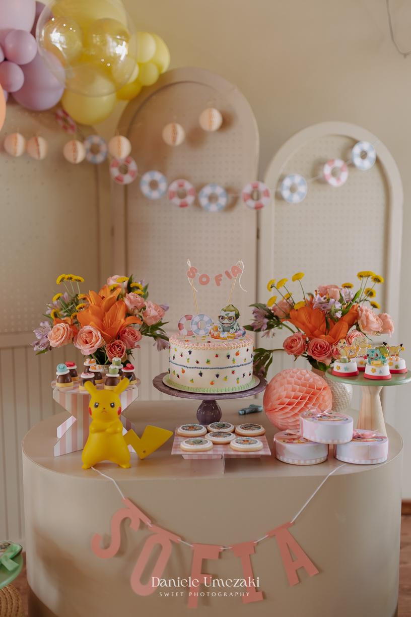 Fotografia de aniversário em Mogi das Cruzes: 7 anos da Sofia, com tema Pool Party Pokémon no Espaço Cerejeira em Poá. Decoração feita pela mãe, Ju da Cerejeira Decora. Festa cheia de alegria e diversão fotografia de aniversário em mogi das cruzes  SP