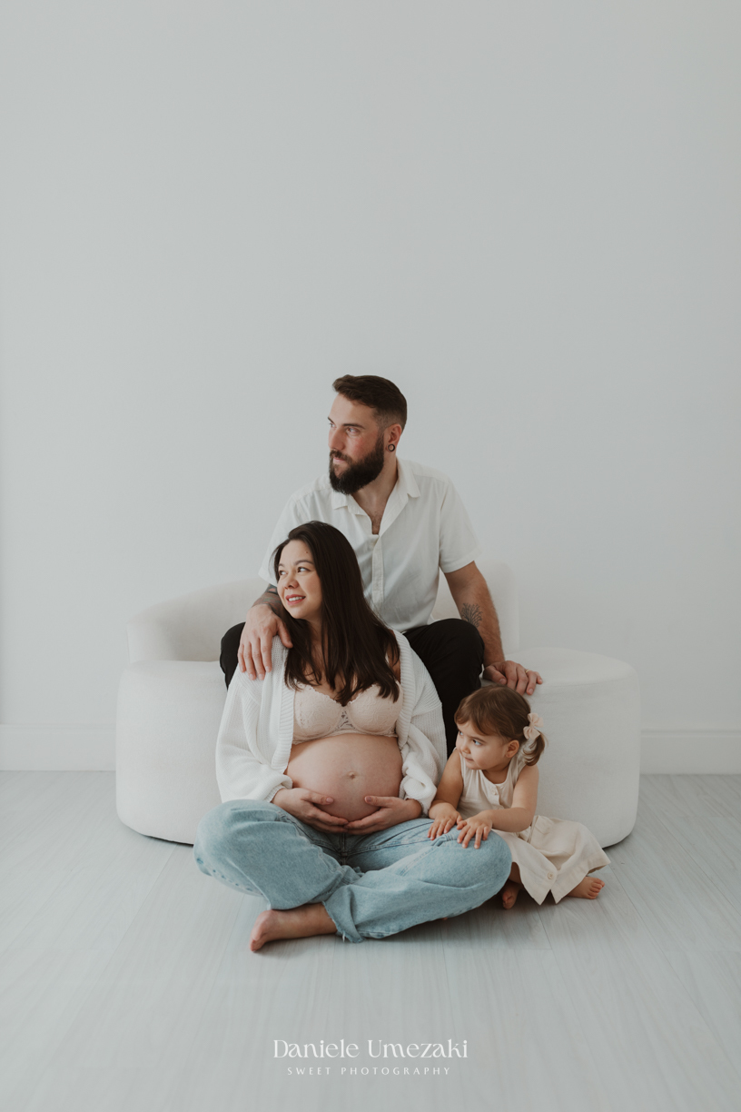 na Vila Oliveira, Mogi das Cruzes. Camila, Adriano e a filha Laura celebram a doce espera do Pedro em um ensaio cheio de afeto e conexão. ensaio gestante mogi das cruzes, fotografia gestante