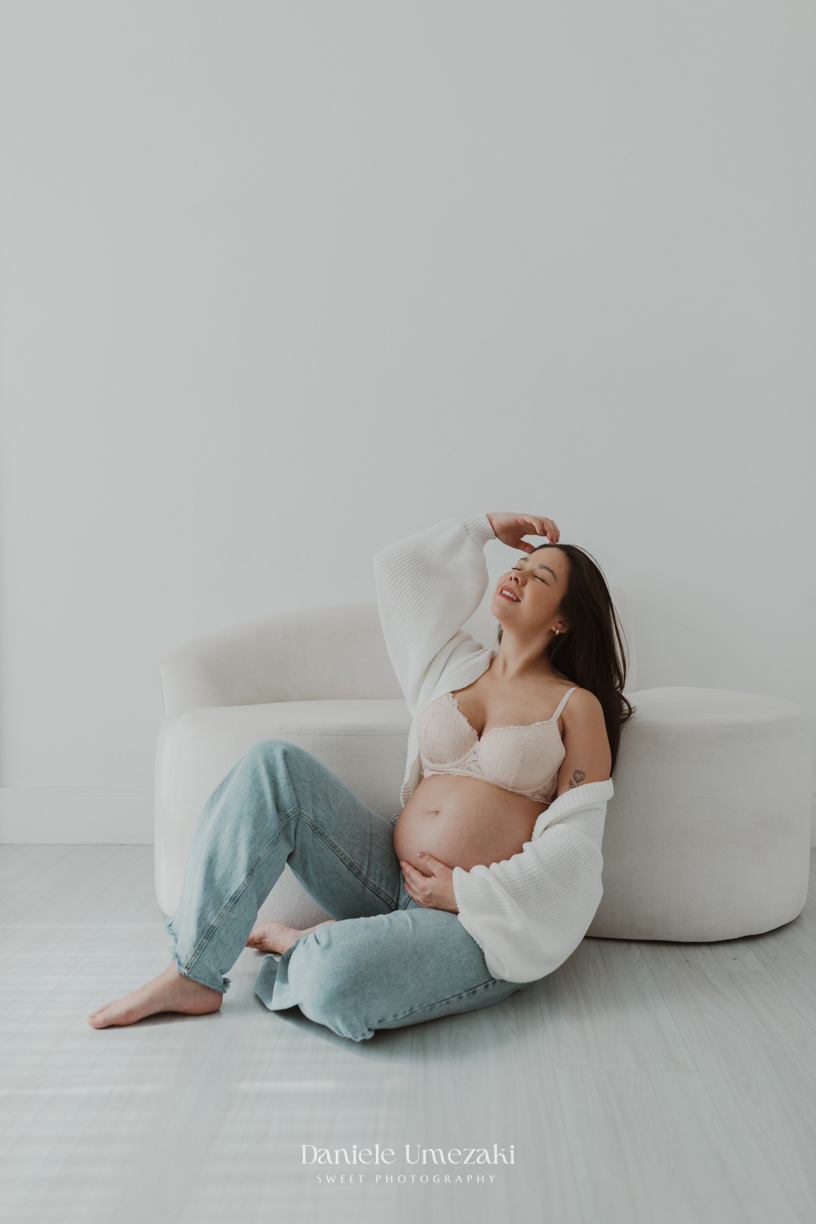 na Vila Oliveira, Mogi das Cruzes. Camila, Adriano e a filha Laura celebram a doce espera do Pedro em um ensaio cheio de afeto e conexão. ensaio gestante mogi das cruzes, fotografia gestante